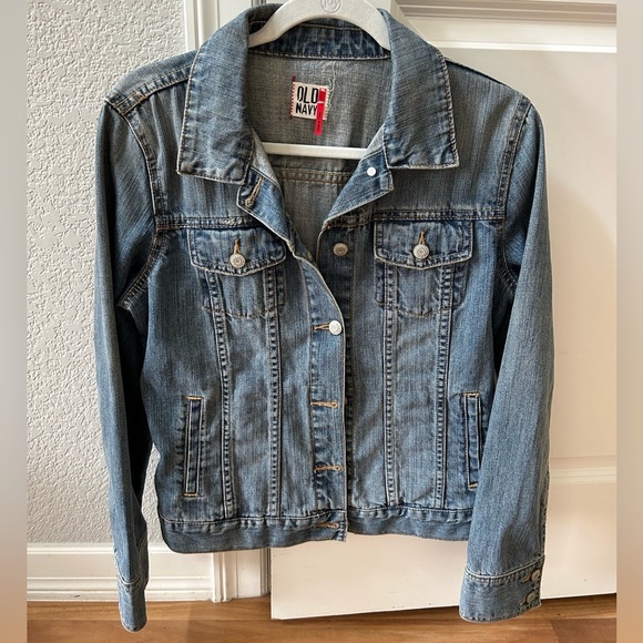 NWOT Old Navy denim jacket. Light distressing. Medium wash. Classic. Size L - Picture 1 of 11